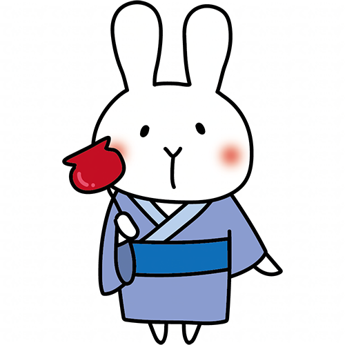 りんご飴を持っている浴衣を着た白いうさぎ