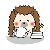 食器を拭くお手伝いをするハリネズミ