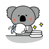 食器を拭くお手伝いをするコアラ