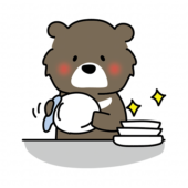 食器を拭くお手伝いをするクマ