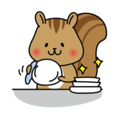 食器を拭くお手伝いをするリス