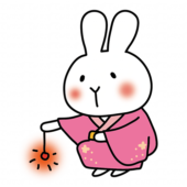 ピンクの浴衣を着て線香花火をする白いうさぎ
