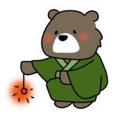 緑の浴衣を着て線香花火をするクマ