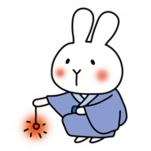 青い浴衣を着て線香花火をする白いうさぎ