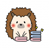 洗濯物をたたむお手伝いをするハリネズミ