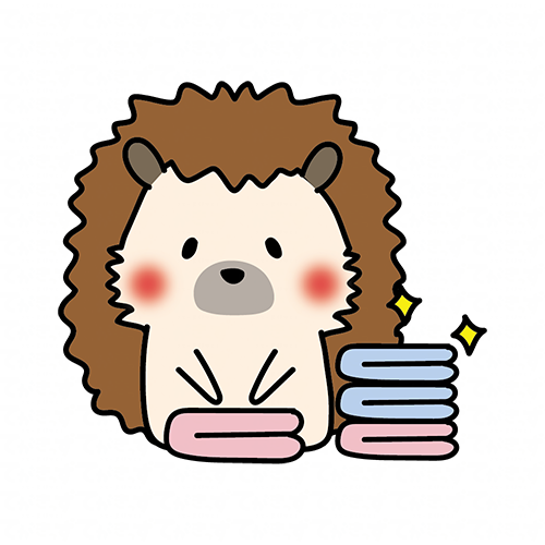 洗濯物をたたむお手伝いをするハリネズミ