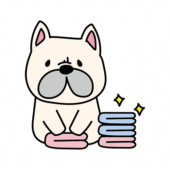 洗濯物をたたむお手伝いをするフレンチブルドッグ