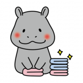 洗濯物をたたむお手伝いをするカバ