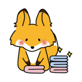 洗濯物をたたむお手伝いをするキツネ