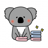 洗濯物をたたむお手伝いをするコアラ