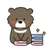 洗濯物をたたむお手伝いをするクマ