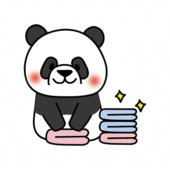 洗濯物をたたむお手伝いをするパンダ