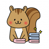 洗濯物をたたむお手伝いをするリス