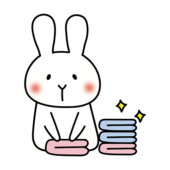 洗濯物をたたむお手伝いをする白いうさぎ