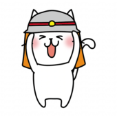 消防士の帽子を被る白い猫