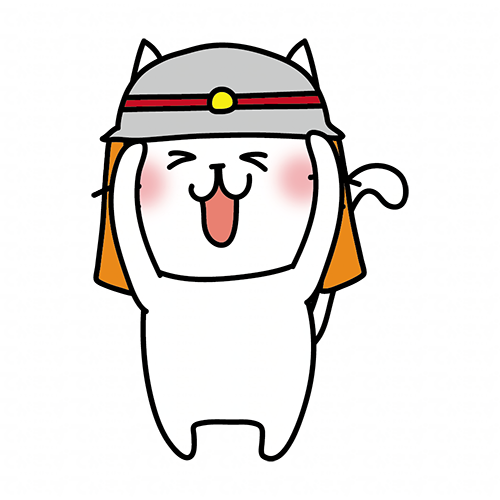 消防士の帽子を被る白い猫