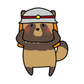 消防士の帽子を被るタヌキ