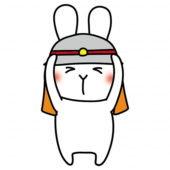 消防士の帽子を被る白いうさぎ