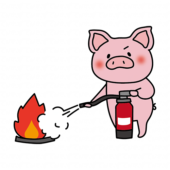 消火器を使って消火の練習をするぶた