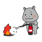 消火器を使って消火の練習をするカバ