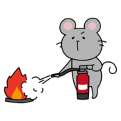 消火器を使って消火の練習をするネズミ