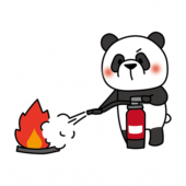 消火器を使って消火の練習をするパンダ