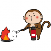 消火器を使って消火の練習をする猿