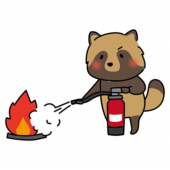 消火器を使って消火の練習をするタヌキ