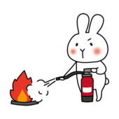消火器を使って消火の練習をする白いうさぎ
