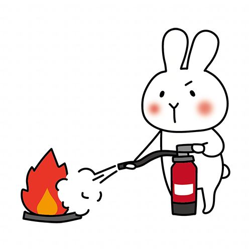 消火器を使って消火の練習をする白いうさぎ