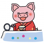 赤い浴衣を着てボールすくいをするぶた