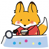 赤い浴衣を着てボールすくいをするキツネ