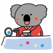 赤い浴衣を着てボールすくいをするコアラ