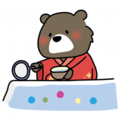 赤い浴衣を着てボールすくいをするクマ