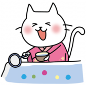 ピンクの浴衣を着てボールすくいをする白い猫