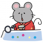 赤い浴衣を着てボールすくいをするネズミ