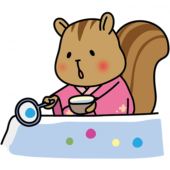 ピンクの浴衣を着てボールすくいをするリス