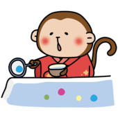 赤い浴衣を着てボールすくいをする猿