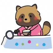 ピンクの浴衣を着てボールすくいをするタヌキ