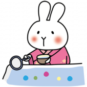 ピンクの浴衣を着てボールすくいをする白いうさぎ