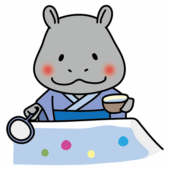 青い浴衣を着てボールすくいをするカバ