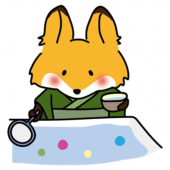 緑の浴衣を着てボールすくいをするキツネ