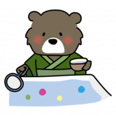 緑の浴衣を着てボールすくいをするクマ