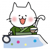 緑の浴衣を着てボールすくいをする白い猫