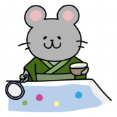 緑の浴衣を着てボールすくいをするネズミ