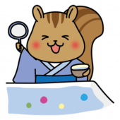 青い浴衣を着てボールすくいをするリス