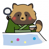 緑の浴衣を着てボールすくいをするタヌキ