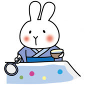 青い浴衣を着てボールすくいをする白いうさぎ