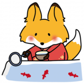 赤い浴衣を着て金魚すくいをするキツネ