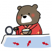 赤い浴衣を着て金魚すくいをするクマ